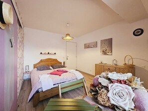 1 Schlafzimmer, Schreibtisch, Bügeleisen/Bügelbrett, Reisekinderbett