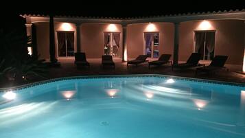 Alberca al aire libre y alberca climatizada