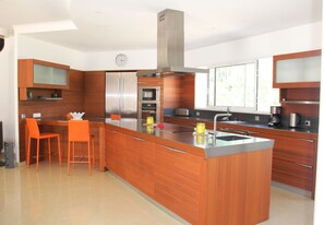 ثلاجة، ميكروويف، فرن، موقد طهي مسطح