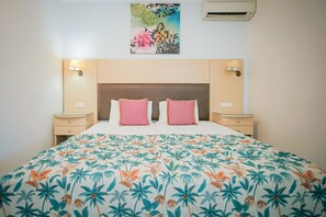 Quarto casal ou duplo standard | Cofres nos quartos, Wi-Fi de cortesia, roupa de cama
