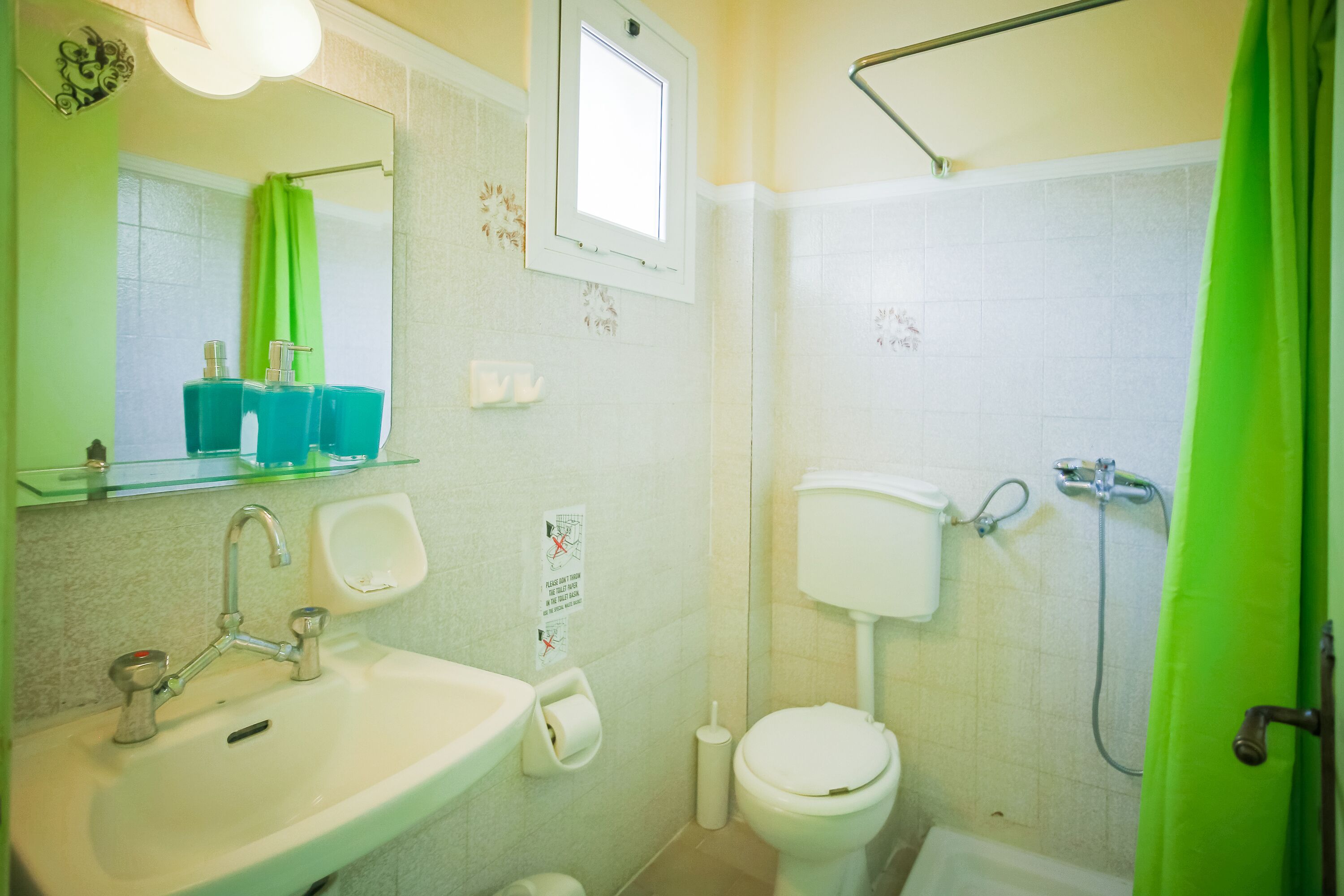 Un baño con lavabo, inodoro y ducha.