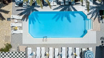Una piscina al aire libre de temporada