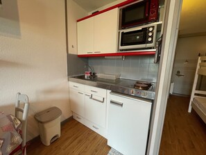 Fridge, microwave, oven, coffee/tea maker