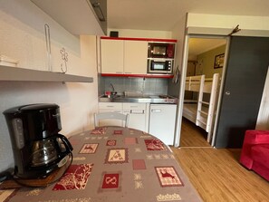 Fridge, microwave, oven, coffee/tea maker