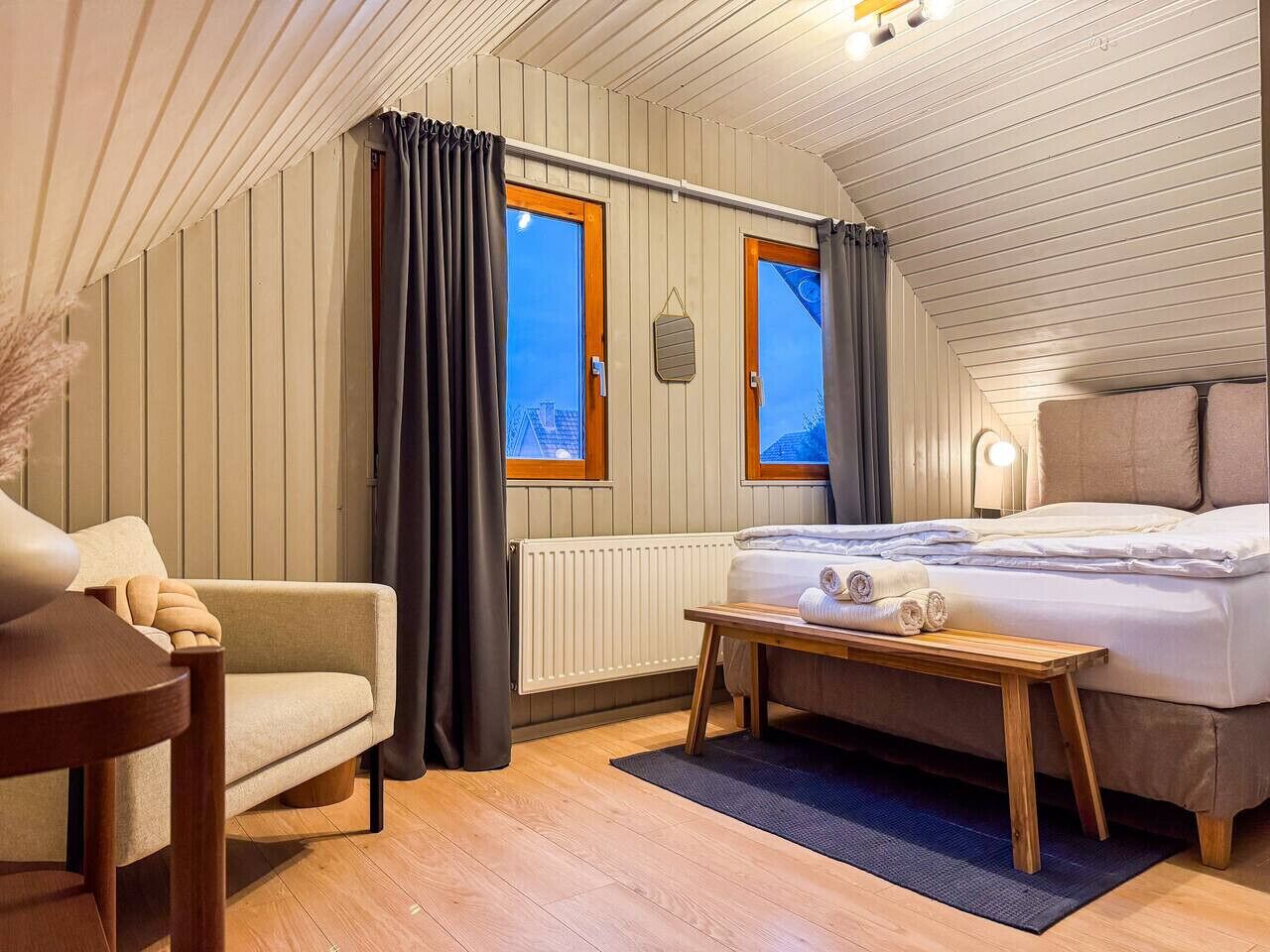 Travel crib, free WiFi, bed sheets