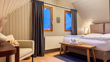 Travel crib, free WiFi, bed sheets