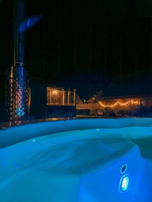 Bañera de hidromasaje al aire libre