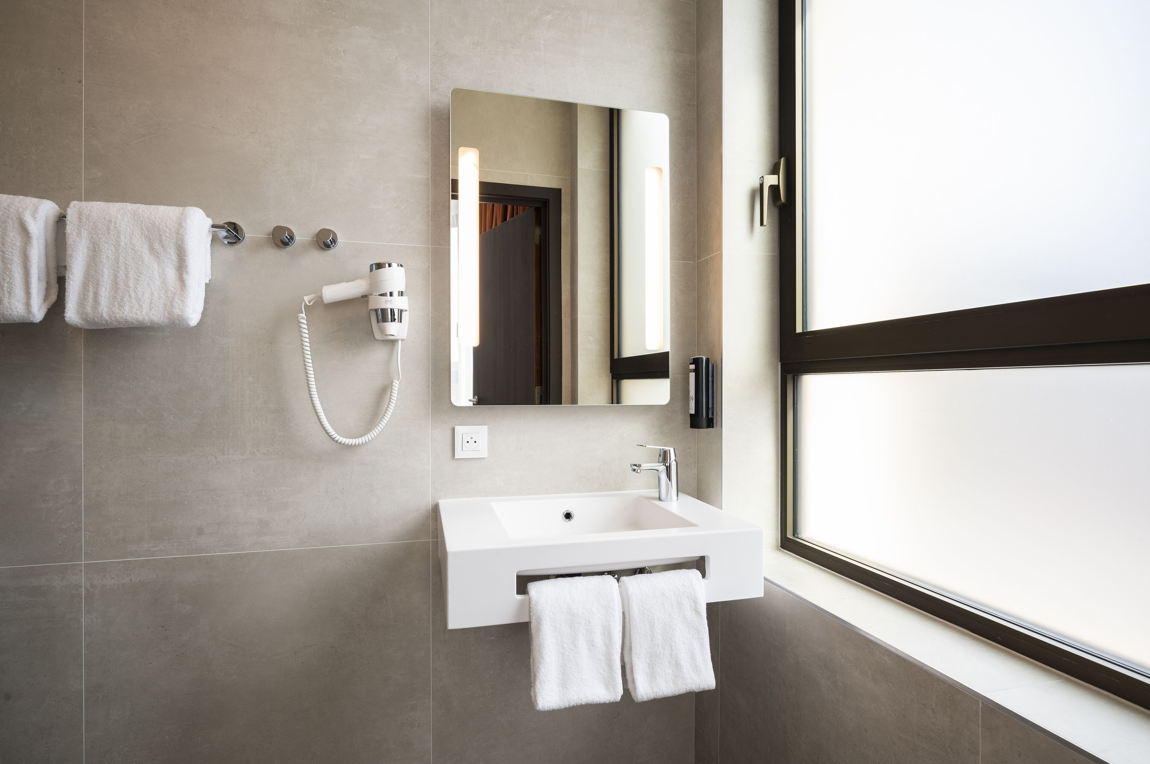 shower, hydromassage showerhead, hair dryer, towels