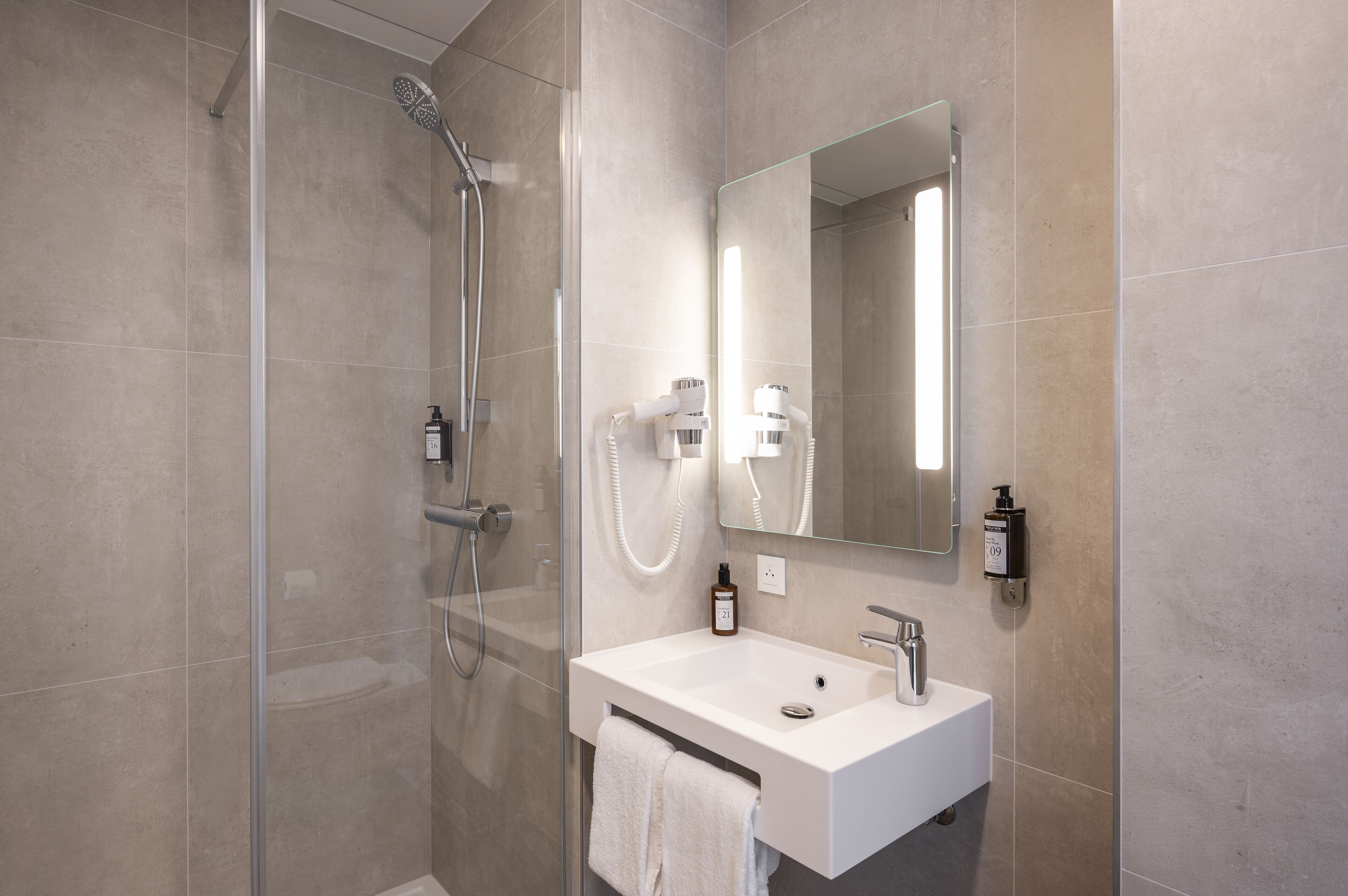 shower, hydromassage showerhead, hair dryer, towels