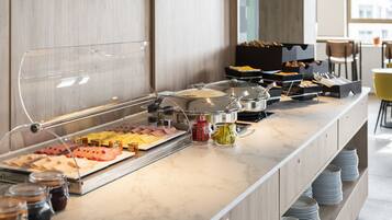 Petit déjeuner buffet servi tous les jours en supplément