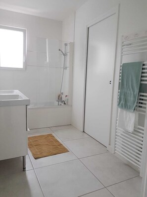 Bathtub, hair dryer - Maison Avec Piscine et Jardin Près du Lac, des Plages et de la Piste Cyclable (Carcans)