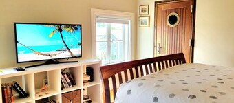 Right on Broadway - Sunny, Private Apartment