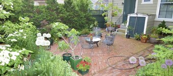 Right on Broadway - Sunny, Private Apartment