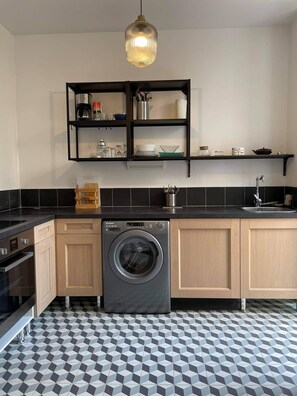 Réfrigérateur, plaque de cuisson, lave-vaisselle, cafetière/bouilloire