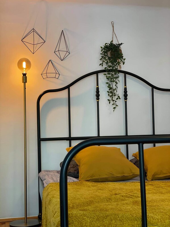 1 slaapkamer, een strijkplank/strijkijzer, wifi, beddengoed