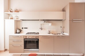 Frigorifero, forno, piano cottura, macchina per tè/caffè