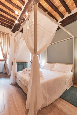 1 bedroom, iron/ironing board, travel cot, free WiFi