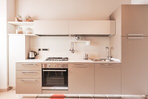 Réfrigérateur, four, plaque de cuisson, cafetière/bouilloire
