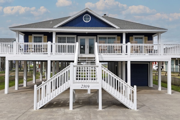 Beautiful Beach Cabin close to everything. Just a short ride to the Big Store.