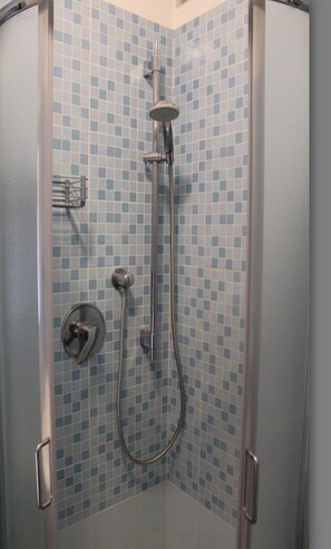 Dusche, Haartrockner, Toilettenpapier