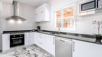 Een koelkast, een magnetron, een oven, een kookplaat