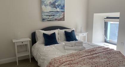Farm House - Sleeps 7 - Garden - Parking
