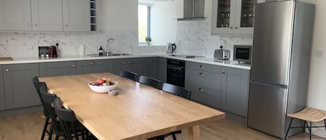 Maison | Cuisine privée | Réfrigérateur, micro-ondes, four, plaque de cuisson