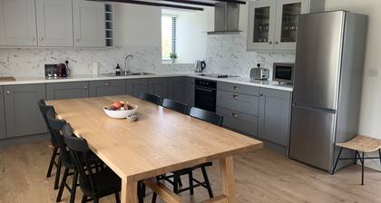 Farm House - Sleeps 7 - Garden - Parking