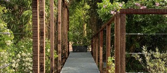 Houseboat with private studio near downtown and Rai in the middle of urban greenery