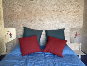 1 bedroom, free WiFi, bed sheets - Houseboat with private studio near downtown and Rai in the middle of urban greenery (Amsterdam)