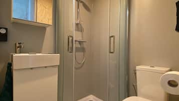 Een douche, een haardroger, handdoeken, zeep