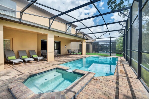 Una piscina al aire libre