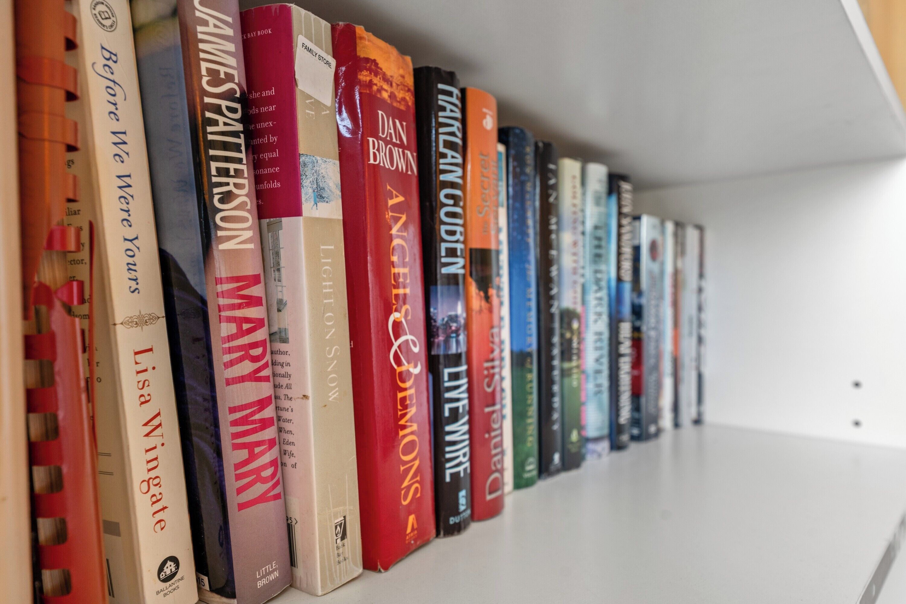 Ein Bücherregal mit verschiedenen Büchern.