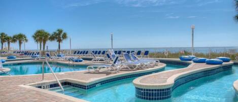 Alberca techada y alberca al aire libre