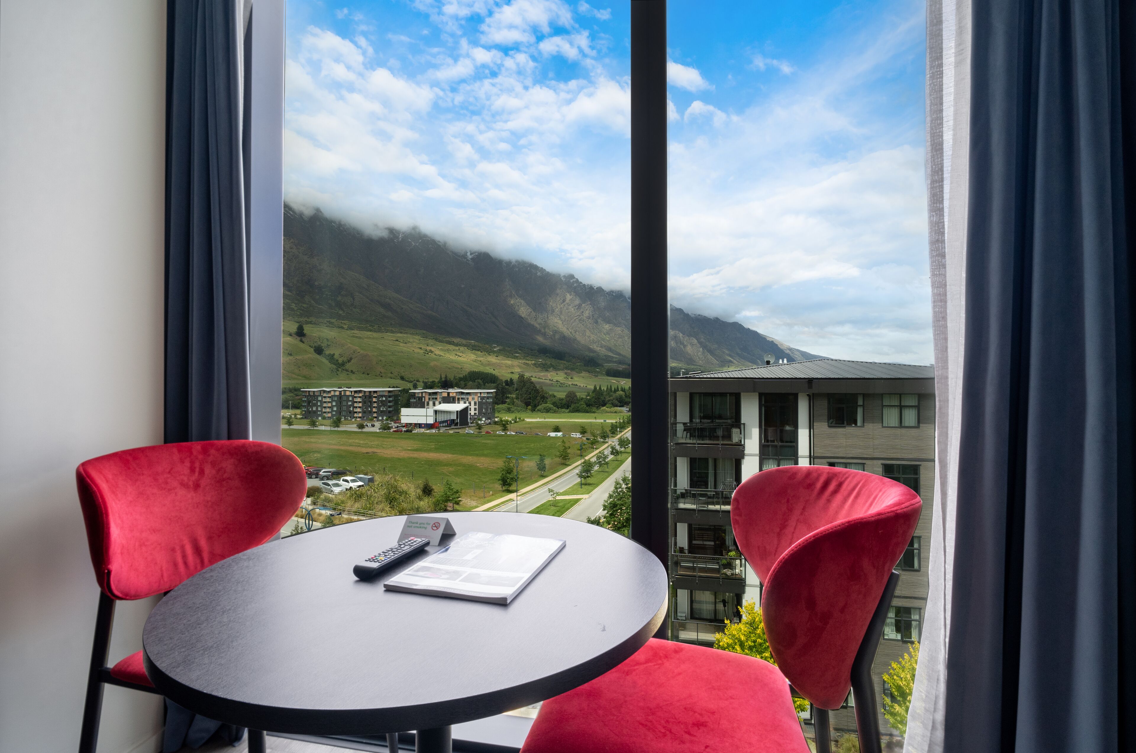 Chambre familiale, Plusieurs lits (Family Room, California King) | Coffre-fort pour ordinateur portable, bureau