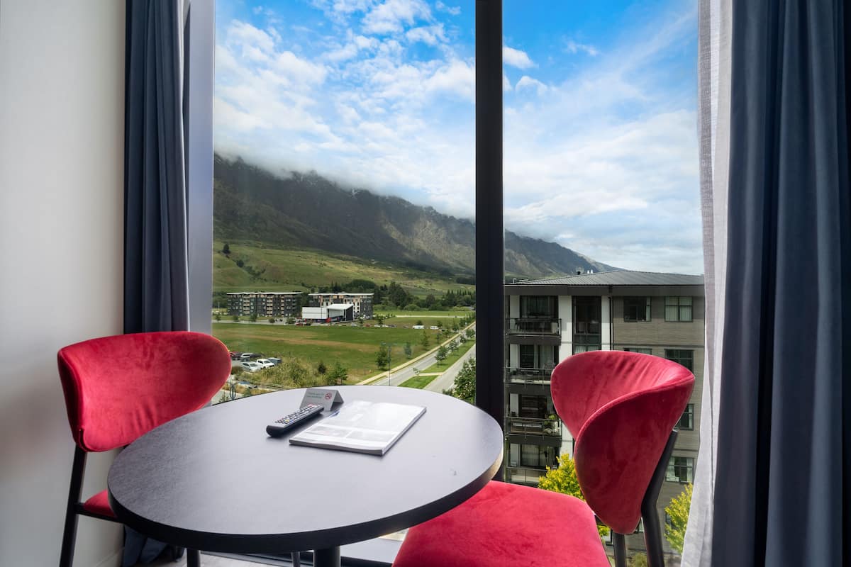 Chambre familiale, Plusieurs lits (Family Room, California King) | Coffre-fort pour ordinateur portable, bureau