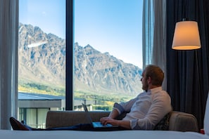 1 Schlafzimmer, Zimmersafe, Schreibtisch, laptopgeeigneter Arbeitsplatz