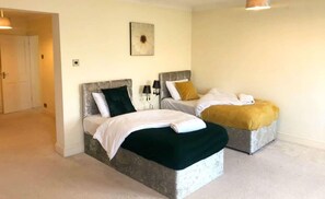 House | 3 bedrooms, iron/ironing board, free WiFi, bed sheets - Spacious 3BR Home in Bedford for Big Groups (Bedford)