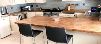 Spacious 3BR Home in Bedford for Big Groups