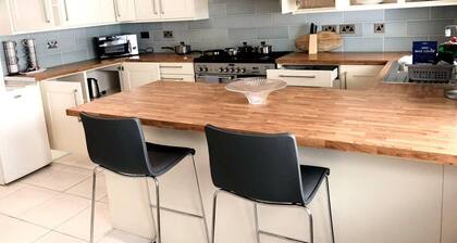 Spacious 3BR Home in Bedford for Big Groups