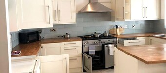 Spacious 3BR Home in Bedford for Big Groups