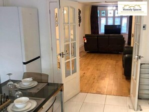 House | Living area - Spacious 3BR Home in Bedford for Big Groups (Bedford)