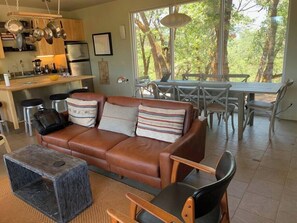 Televisión, chimenea, estéreo y oficina 