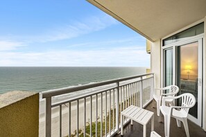 Property grounds - Bay Watch 1737-3BR/2BA Oceanfront Condo in North Myrtle Beach (North Myrtle Beach)