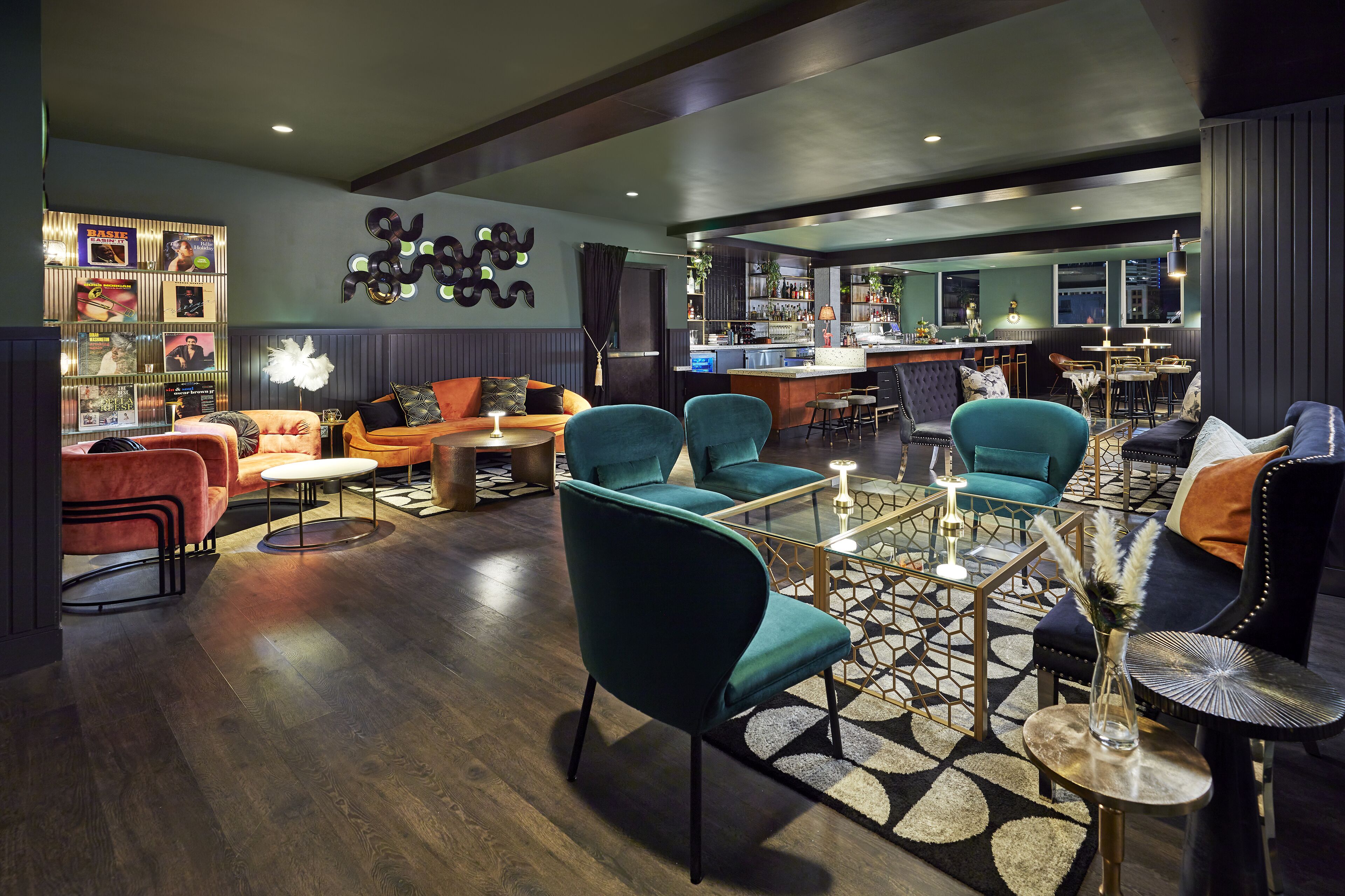 2 restaurants, lunch served