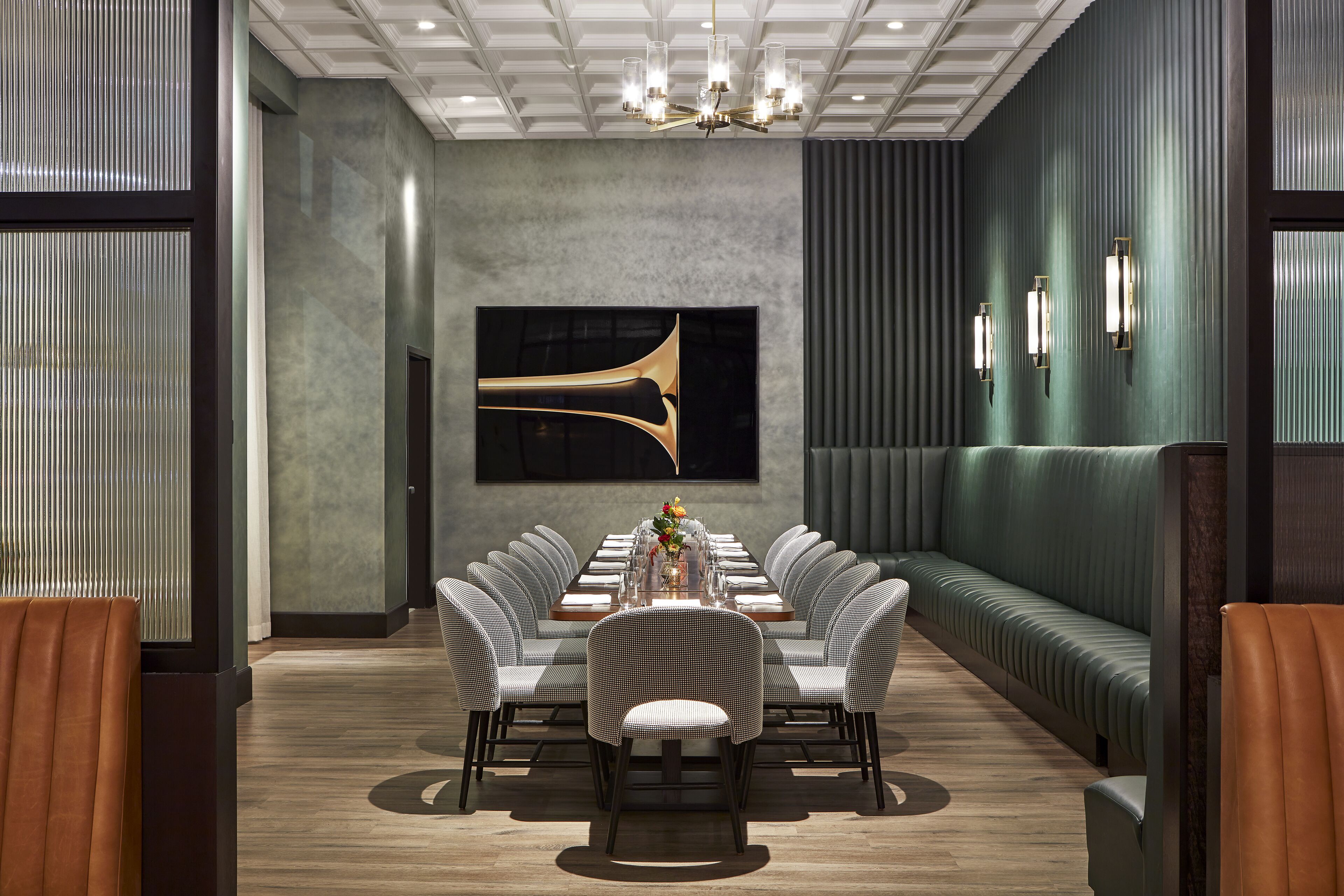 2 restaurants, lunch served