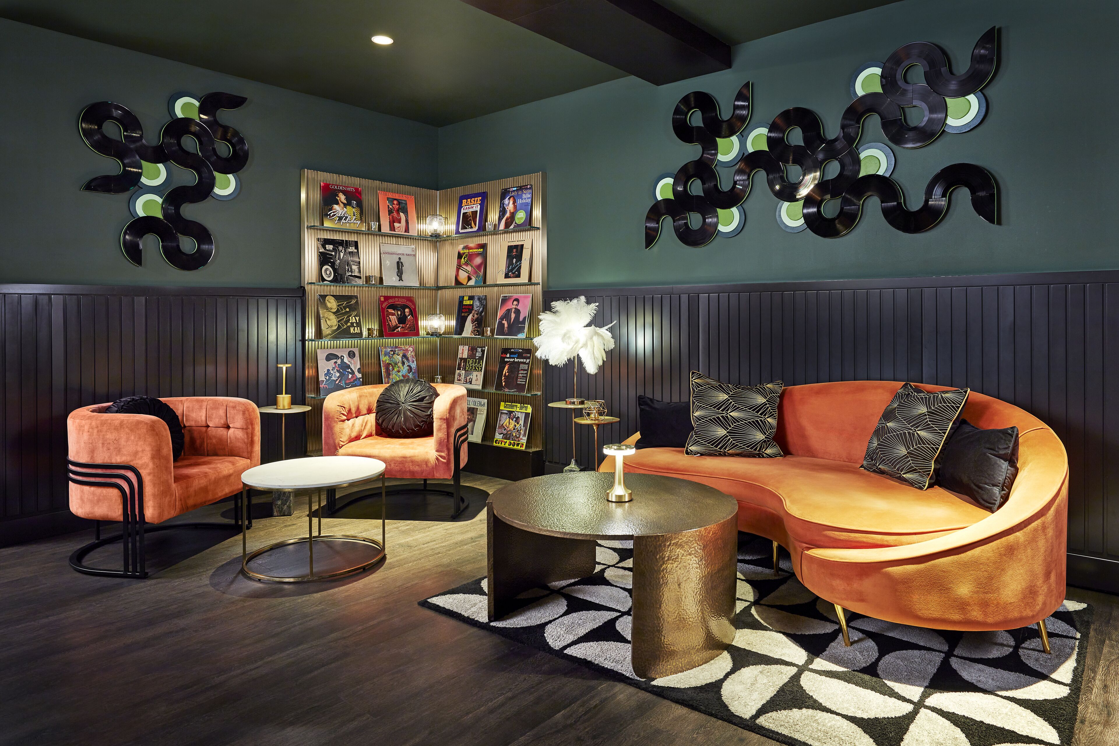 2 restaurants, lunch served