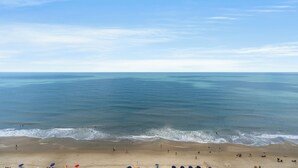 Ein Strand mit klarem Himmel und ruhiger See.