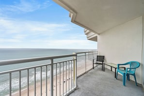 Property grounds - Upgraded Bay Watch 1911-2BR/2BA Oceanfront Condo in North Myrtle Beach (North Myrtle Beach)