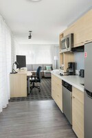 Estudio ejecutivo, 1 cama doble, vistas a la ciudad, en esquina | Ropa de cama de alta calidad y colchones con acolchado adicional